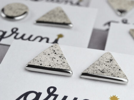 Cercei geometrici sare şi piper – triunghi decorat cu platină