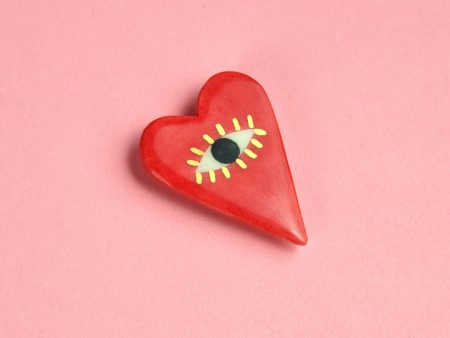 Broşă inimă, I See With My Heart, pictată manual pe ceramică. Decor aur. Pin alamă. 4 x 3 cm, 7 g. Cadou îndrăgostiți. Gruni