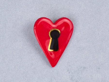 Broşă inimă-lacăt, tip pin, pictată manual pe ceramică, accent aur. 4 x 3 cm, 7g. Pin alamă pentru haine groase. Cadou îndrăgostiți. Gruni