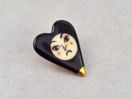 Broşă inimă tip pin - Sad Heart, din ceramică pictată manual cu o figură tristă. 4 x 3 cm, 7 g. Pin alamă.