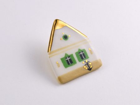 Broșă ceramică căsuță din Transilvania, inspirată de casele tradiționale. E modelată și pictată manual la Gruni. Dimensiuni 4,5x3,5 cm. Închizătoare alamă.