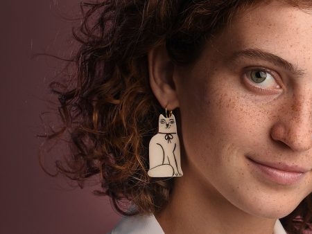 Cercei pisică albă, din ceramică pictată manual, decorați cu aur. Înălțime 5,5 cm. Bijuterie de autor. Statement. Închizătoare alamă