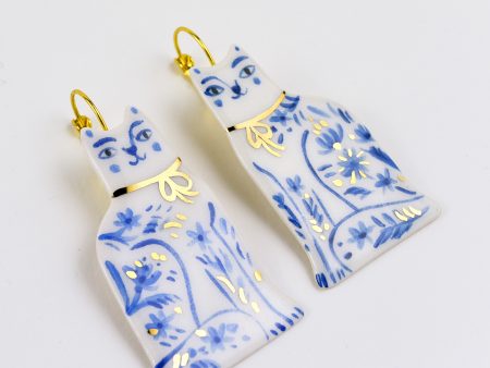 Cercei din ceramică cu pisici din Delft, pictați manual cu albastru cobalt și aur/platină. Închizători alamă. Decor floral. 2 x 5.5 cm