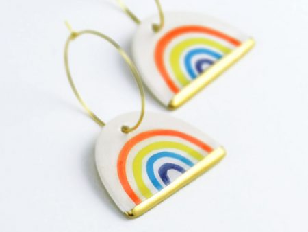 Cercei curcubeu decoraţi cu aur. Design optimist și prietenos. 3 x 4,5 cm. 7 g/perechea. Produs manufacturat la Gruni.