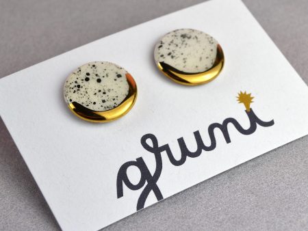 Cercei cu tijă sare şi piper cerc, din ceramică, cu accent aur/platină. Diametrul 1.8 cm. Tijă inox, argint, argint placat aur. Design neutru.