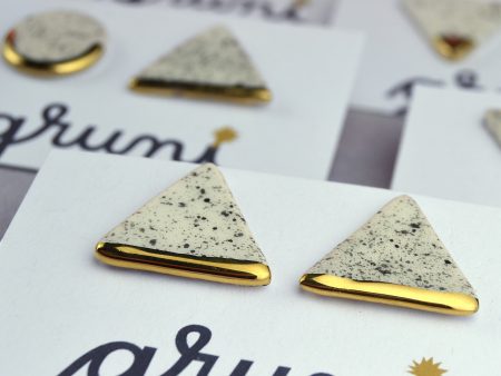 Cercei tijă sare şi piper triunghi, ceramică decorată cu aur/platină. Latura triunghi 1.7 cm. Tijă inox, argint, argint placat aur. Design neutru