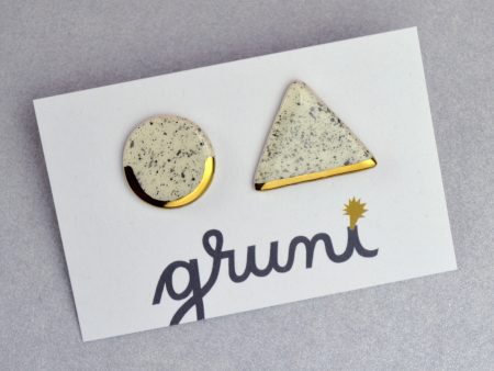 Cercei cu tijă geometrici asimetrici sare şi piper – triunghi și cerc. Ceramică decorată cu aur sau platină. Tijă inox, argint, argint placat cu aur. 4 g / perechea.