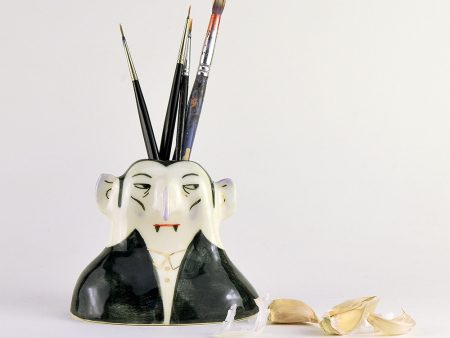 Obiect decorativ din ceramica - Bela Moroianu - vază sau suport. Modelat și pictat manual după Bela Lugosi. Obiect de autor Gruni. 12 x 17 cm