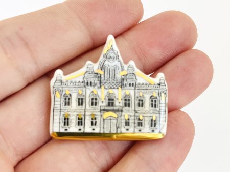 Broșă inspirată de Palatul Episcopiei Ortodoxe Sârbe din Timișoara