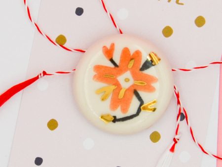 Mărțișor din ceramică tip broșă, cu motiv popular, floare