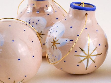PRODUS EXCLUSIV / Glob roz din ceramică, pentru bradul de Crăciun. 7x7cm. Decorat manual cu aur pe ceramică.