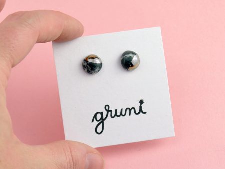 Cercei mici gri, din porțelan marmorat, decorați cu platină