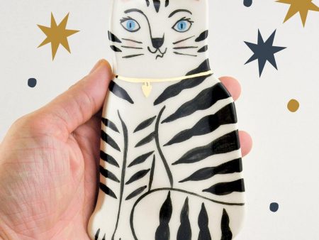Farfurioară decorativă pisică micuță, tărcată, din ceramică pictată manual. Decorată cu aur. Dimensiuni 14x9 cm. Pentru bijuterii, chei, mărunțiș. Design Gruni