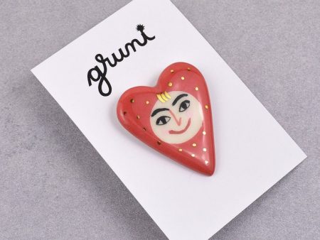 Broşă inimă tip pin - Happy Heart, din ceramică pictată manual cu o figură zâmbitoare. 4 x 3 cm, 7 g. Pin alamă.