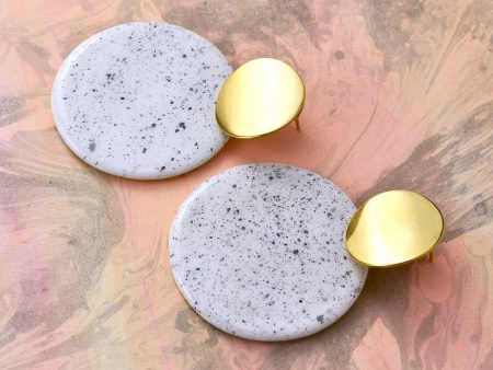 Cercei geometrici sare și piper, cerc mare. Modelați manual din ceramică. Bijuterie statement, de autor. Accesorii inox auriu sau argintiu 2 cm. Dimensiuni 6 x 7 cm. Greutate 18 g / perechea.