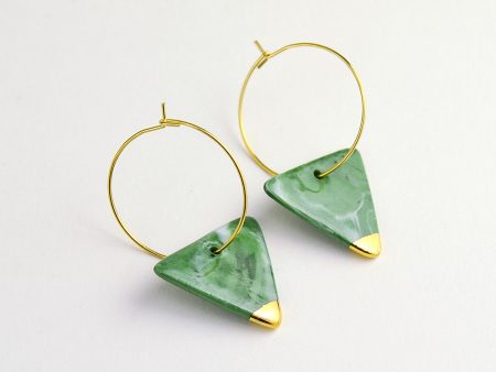 Cercei triunghi din porțelan marmorat verde crom. Modelați manual. Decorați cu aur adevărat. Bijuterie de autor. Accesorii inox auriu. Design Gruni.