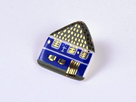 Casa albastră din Ighişul Vechi, broșă pin pictată manual, detalii aur. 4x4cm. Campania #FondAlbastru a Asociației Momentum prin Albastru.ro