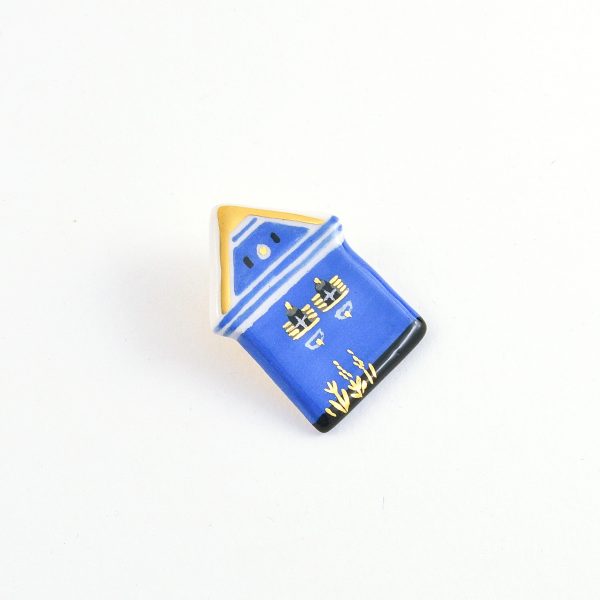 Casa albastră din Roadeș, broșă pin pictată manual, detalii aur. 4x4cm. Campania #FondAlbastru a Asociației Momentum prin Albastru.ro