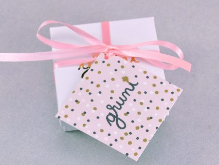 Cutiuță de ambalaj cadou pentru bijuterii din ceramică Gruni. Este însoțită de un bilețel, ce se poate personaliza cu „La mulți ani!” etc.