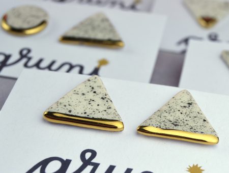 Cercei tijă sare şi piper triunghi, ceramică decorată cu aur/platină. Latura triunghi 1.7 cm. Tijă inox, argint, argint placat aur. Design neutru