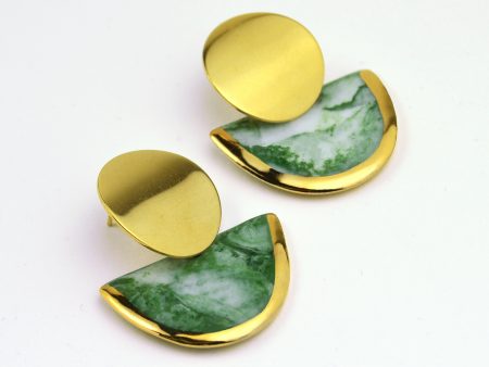 Cercei marmoraţi verzi din porțelan decorați manual cu aur, închizători inox. 3 x 4 cm. 11 g / perechea. Bijuterie de autor Gruni.