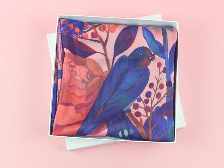 Eșarfă din mătase twill cu rândunici și flori. Împachetată cadou. 65 x 65 cm. Ilustrație de Livia Coloji. Un cadou creativ, dar și elegant.