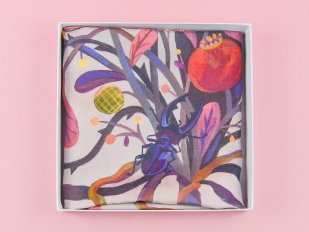 Eșarfă din mătase twill cu insecte și flori. Împachetată cadou. 65 x 65 cm. Ilustrație de Livia Coloji. Un cadou creativ, dar și elegant.