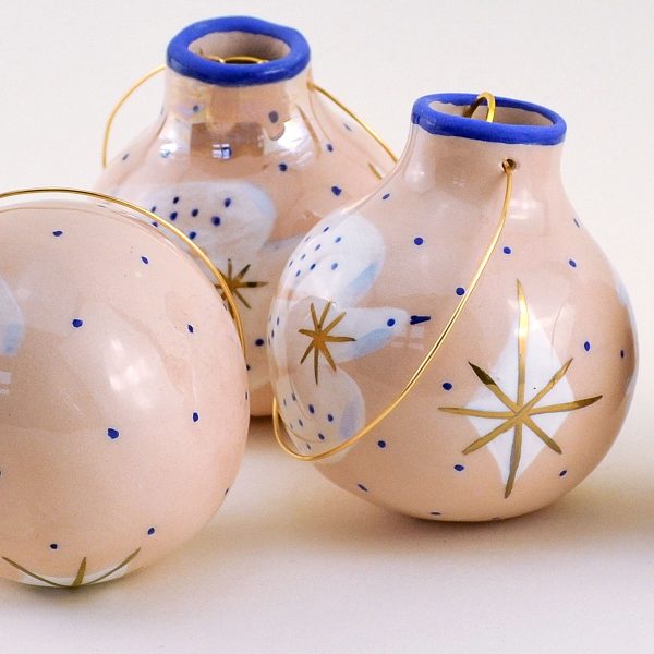 PRODUS EXCLUSIV / Glob roz din ceramică, pentru bradul de Crăciun. 7x7cm. Decorat manual cu aur pe ceramică.