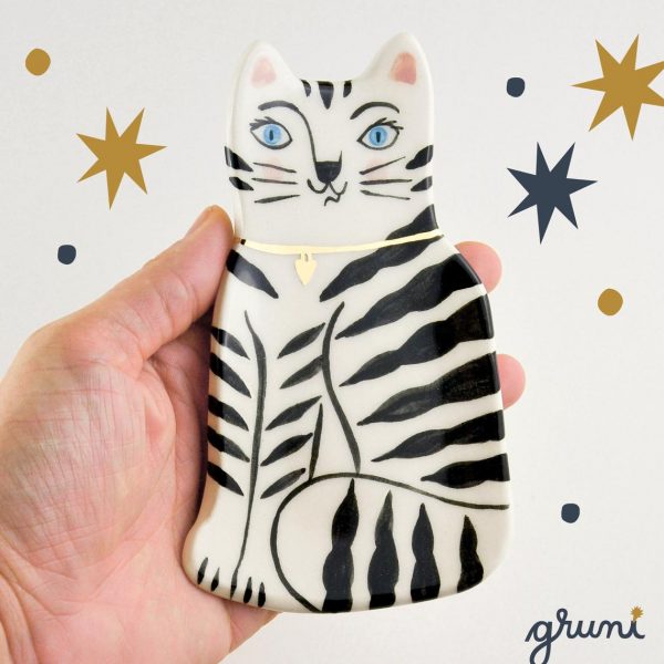 Farfurioară decorativă pisică micuță, tărcată, din ceramică pictată manual. Decorată cu aur. Dimensiuni 14x9 cm. Pentru bijuterii, chei, mărunțiș. Design Gruni