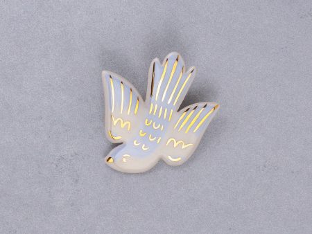 Broșă tip pin pasăre în zbor, ceramică pictată manual, decorată cu aur. Dimensiune 6,5 x 6,5 cm. Pin alamă. Pentru haine groase.