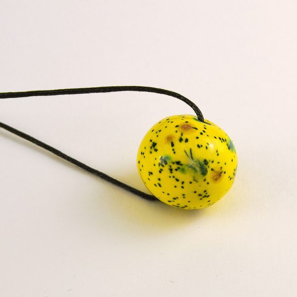 Mărgea galbenă din ceramică, cu puncte. Diametru 2,5 cm. Șnur bumbac cerat. Deschidere max 55 cm. Decorat manual. Produs de Gruni.