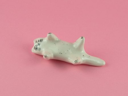 Sculptură ceramică - pisică cu purici. Modelată și pictată manual, fiecare figurină este unică. Dimensiuni 8x6 cm. Design Gruni