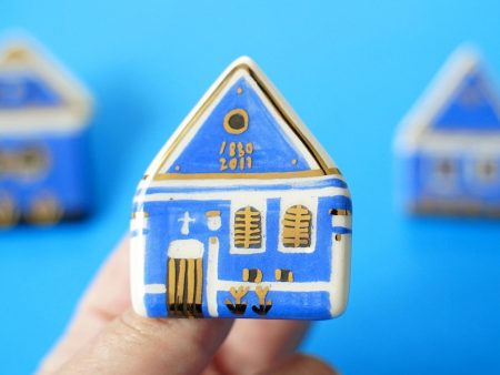 Casa albastră din Șona, broșă pin pictată manual, detalii aur. După casa albastră a pictorului Ştefan Câlţia. Campania #FondAlbastru a Asociației Momentum