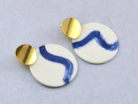 Cercei geometrici handmade desenați manual cu valuri albastre mici. Modelați din ceramică, accesorii din inox auriu. 4 x 5 cm. Statement Earrings