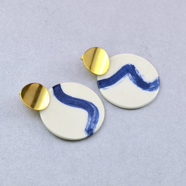 Cercei geometrici handmade desenați manual cu valuri albastre mici. Modelați din ceramică, accesorii din inox auriu. 4 x 5 cm. Statement Earrings